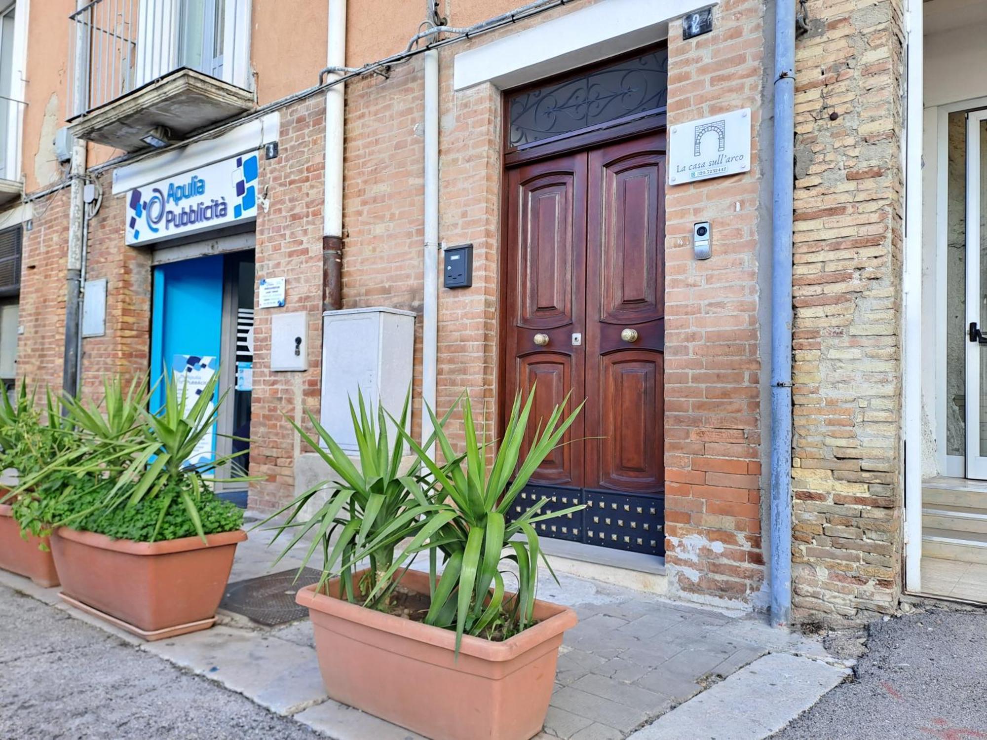 Bed and Breakfast La Casa Sull Arco Лучера Экстерьер фото